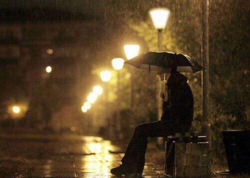 gar shauk chadha hai ishq ka – 2 lines heart touching shayari for love, , sad alone boy with umbrella