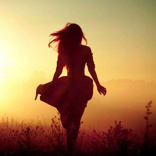 alone girl walking in sunset lovesove, mohabbat shayari