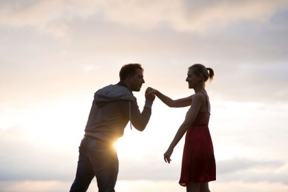 cute-love-couple-proposing-sunset-lovesove