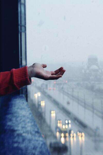 alone-boy-hand-in-rain-lovesove