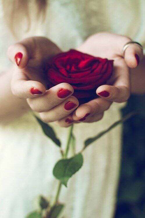 sad-girl-hands-rose-in-hands-lovesove