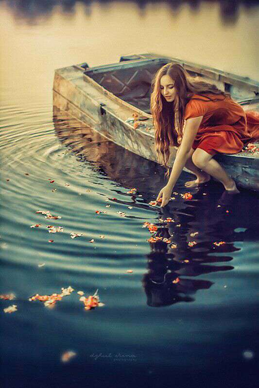 alone-girl-boat-flowers-happiness-lovesove